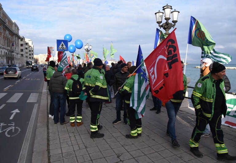 Cambia il contratto dei lavoratori Arif Puglia: oltre 100 protestano davanti alla Regione – VIDEO
