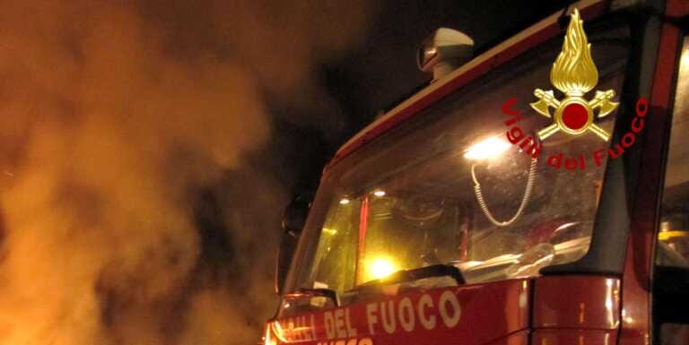 Appartamento distrutto a Bari da un incendio, intossicati due anziani. Il rogo è partito dai fornelli