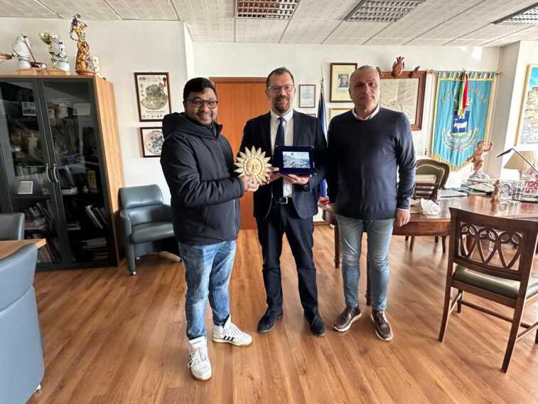 Trova un portafoglio per terra e lo restituisce: Matera premia il bengalese Talha