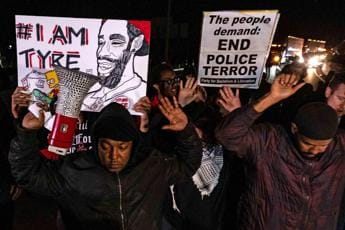 Galleria foto 'Afroamericano ucciso da polizia a Memphis, diffuso il video: esplode protesta' - foto 1