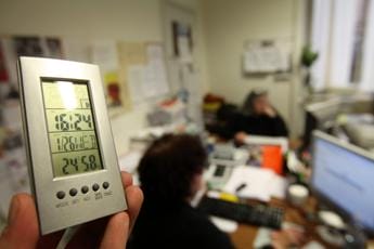 Galleria foto 'Altroconsumo: a Milano e a Roma al chiuso molte temperature oltre i limiti' - foto 1