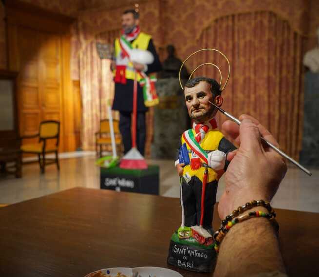 Il sindaco di terracotta: l’omaggio del museo del fischietto a Decaro