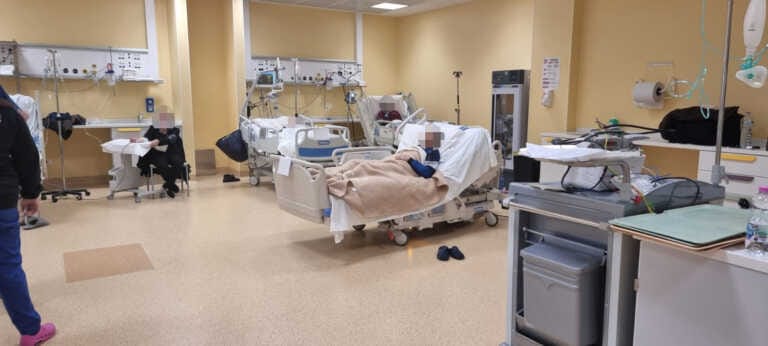 Lecce, al “Fazzi” mancano i posti letto: anziani “parcheggiati” in pronto soccorso