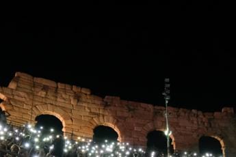 Galleria foto 'Arena Verona, cade pezzo di stella di Natale: danneggiati gradoni' - foto 1
