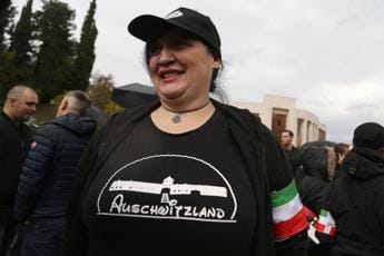 Galleria foto 'Assolta per maglietta ‘Auschwitzland’, Anpi: “Ancora una volta apologia non è punita”' - foto 1