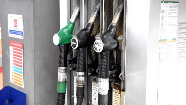 Galleria foto 'Bari, aumenta il costo della benzina: l’ira dei consumatori – VIDEO' - foto 1