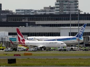 Galleria foto 'Australia, aereo atterra in sicurezza a Sidney dopo richiesta di soccorso' - foto 1