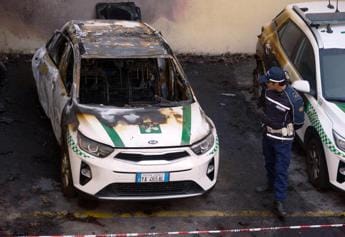 Galleria foto 'Auto bruciate Milano, anarchici rivendicano: “Solidarietà a Cospito”' - foto 1