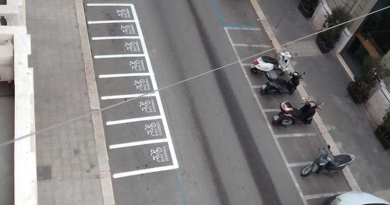 Bari, i residenti contro il bike sharing: «Dove parcheggeremo le nostre auto?»