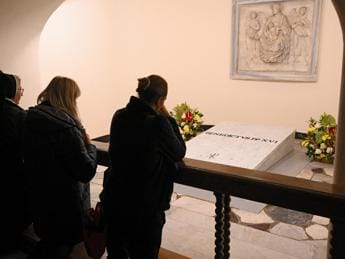 Galleria foto 'Benedetto XVI, aperte Grotte Vaticane per omaggio fedeli alla tomba' - foto 1