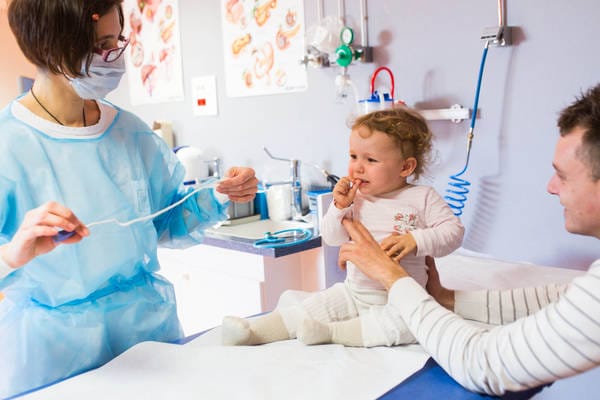 Covid e influenza, scoppiano le Pediatrie: bimbi ricoverati anche fuori dal reparto