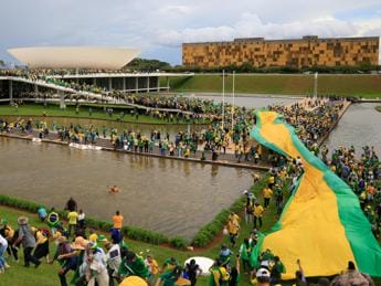 Galleria foto 'Brasile, Bolsonaro sotto inchiesta per l’assalto alle istituzioni' - foto 1