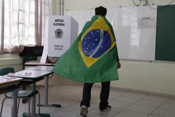 Galleria foto 'Brasile, rivoltosi con maglia Selacao: Bolsonaro esortò a indossarla' - foto 1