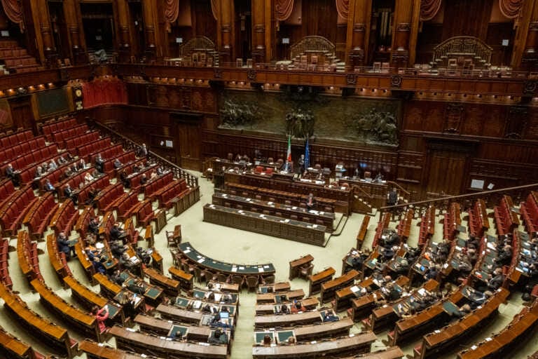 I redditi dei deputati: Gatta “paperone” tra i pugliesi. Per Conte solo 34mila euro e una Jaguar