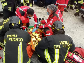 Galleria foto 'Canosa di Puglia, crolla palazzina: due estratti vivi da macerie' - foto 1