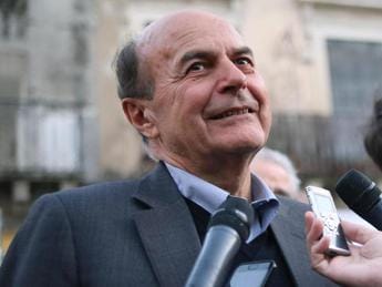 Galleria foto 'Carburanti, Bersani: “Ma governo sa quanto guadagna benzinaio in Italia”' - foto 1