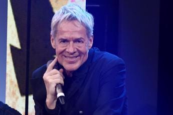 Claudio Baglioni ha l’influenza, nuove date tour: ecco quando i prossimi concerti