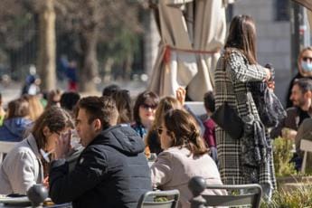 Galleria foto 'Covid, giù tutti i dati: -38% contagi e -25,7% morti in 7 giorni' - foto 1