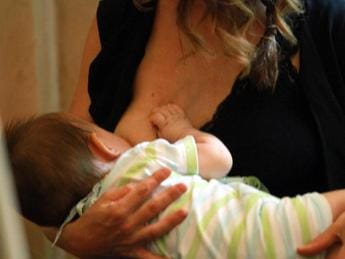 Galleria foto 'Covid, latte di mamma vaccinata protegge il bebè: lo studio' - foto 1
