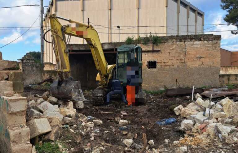 Galleria foto 'Bari, crolla il muro di un casolare abbandonato in via Pietrocola: strada chiusa al traffico – FOTO' - foto 1