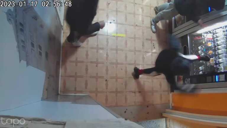 Barletta, in tre tentano di scassinare un distributore automatico. Cannito: «Dove sono i genitori?» – VIDEO