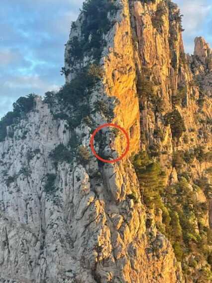 Capri, una coppia di scalatori baresi bloccati sulla parete del faraglione. Salvati con l’elisoccorso – VIDEO