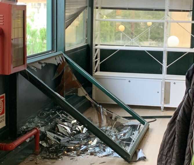 Lecce, cede il gancio e la finestra va in frantumi: paura all’Università