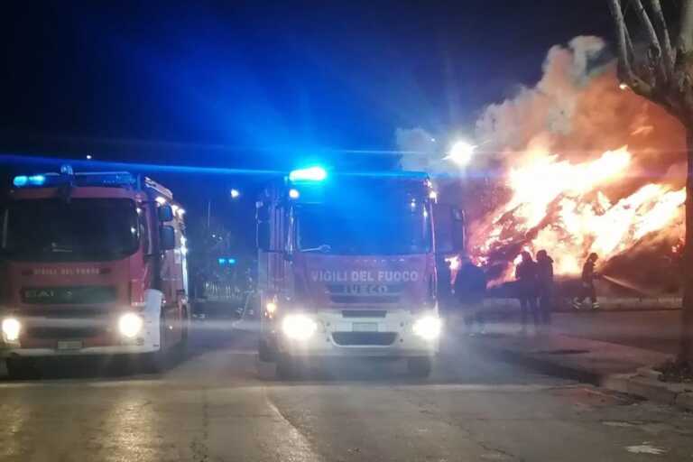 Vento a Novoli: intervengono i vigili del fuoco per contenere la Fòcara