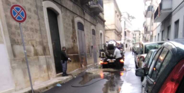 Bisceglie, straripa ancora la fogna nera. Liquami per strada e nelle case