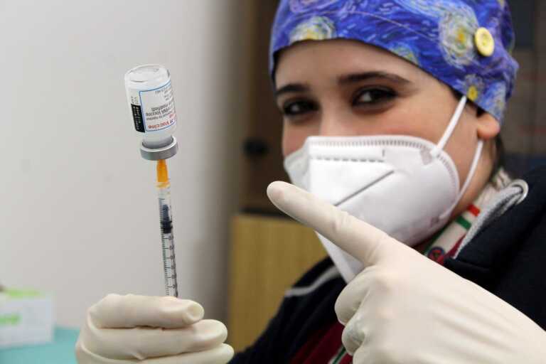 Galleria foto 'Vaccini anti-Covid: nel fine settimana open day negli hub per incentivare terze e quarte dosi' - foto 1