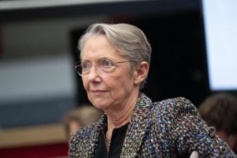 Galleria foto 'Francia alza l’età della pensione a 64 anni: scattano le proteste' - foto 1