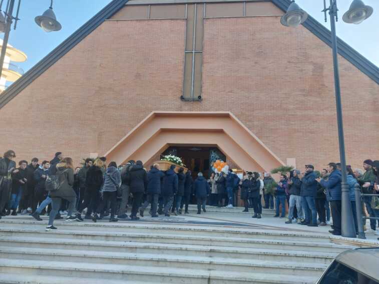 Lacrime e commozione a Massafra e Martina Franca: celebrati i funerali di Leonardo, Antonella e Leo