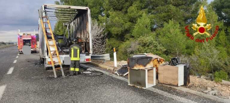 Camion in fiamme sulla statale 379 nel Brindisino: illeso il conducente