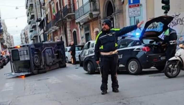 Bari, furgoncino si ribalta in centro: disagi al traffico e via De Rossi chiusa