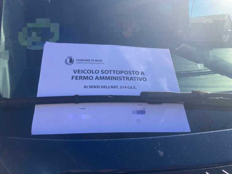 Trasporta passeggeri da Bari a Caserta senza autorizzazione e con patente scaduta: multa da 1.500 euro