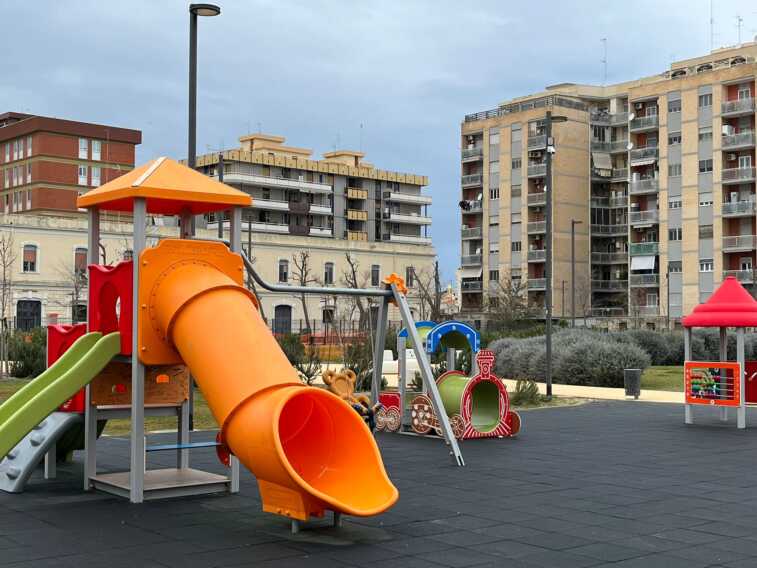 Bari, nel Parco Rossani sesso in cambio di droga a pochi passi dalle giostre per i bambini