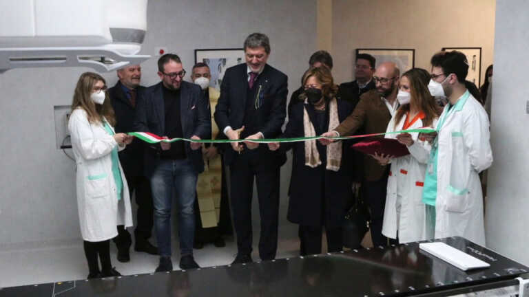 Galleria foto 'All’Aquila una radioterapia ultra precisa contro i tumori' - foto 1