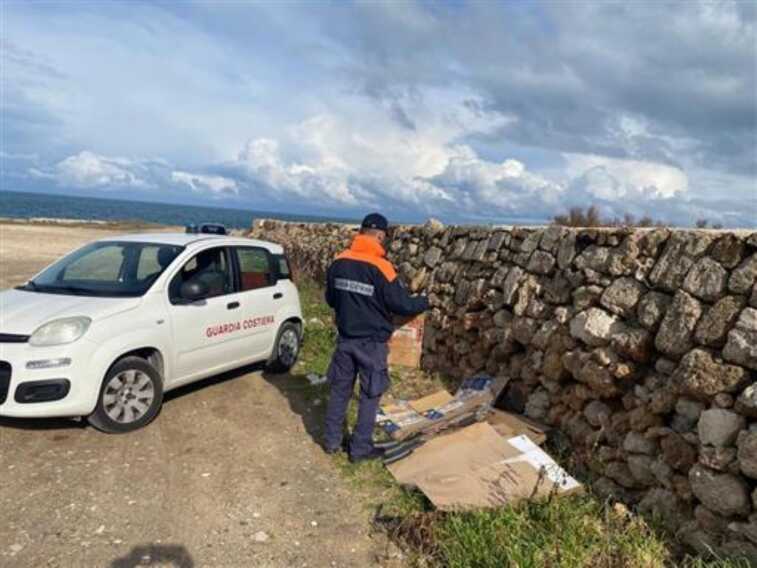 Abbandona rifiuti a ridosso della scogliera, ma su un cartone di sono i suoi dati: sanzionato a Monopoli