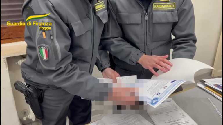 Scoperta “fabbrica” di diplomi falsi nel Foggiano: 3 arresti. Perquisizioni in 6 province – VIDEO