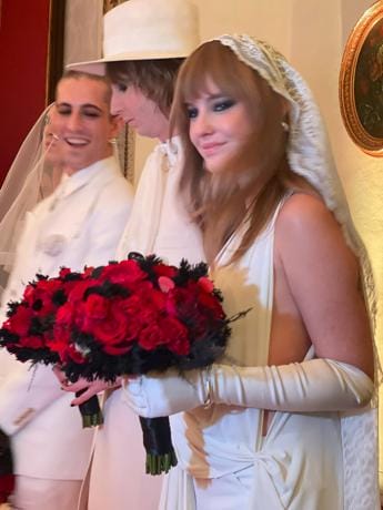Galleria foto 'I Maneskin si sono ‘sposati’, look total white e rose rosse' - foto 1