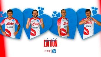 Galleria foto 'Il Napoli lancia maglia speciale per San Valentino, l’ironia dilaga sui social' - foto 1