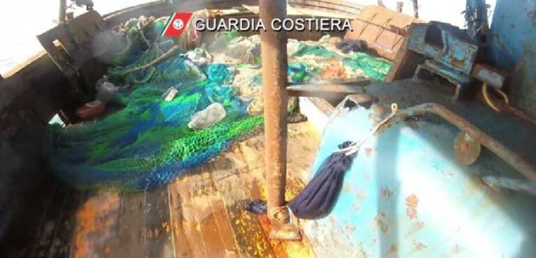 Migranti, saranno demoliti due pescherecci incagliati al largo delle coste salentine