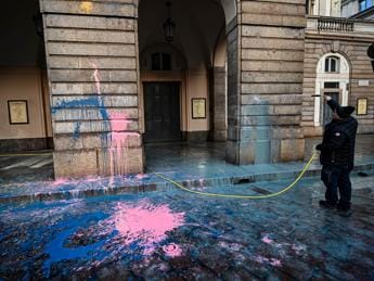 Galleria foto 'Imbrattò Scala di Milano con vernice, giudici: “Niente sorveglianza, non è pericoloso”' - foto 1
