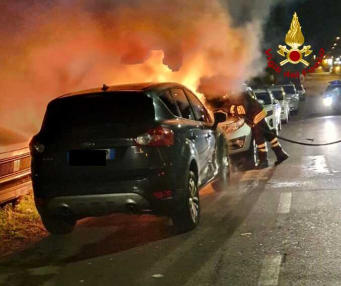 Galleria foto 'Gallipoli: auto a fuoco in via Lecce. Le fiamme danneggiano anche un’altra vettura' - foto 1