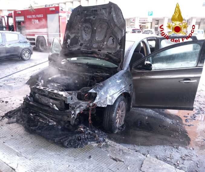 Galleria foto 'Lecce, paura in piazza Ariosto: a fuoco un’auto. Intervengono i vigili del fuoco' - foto 1