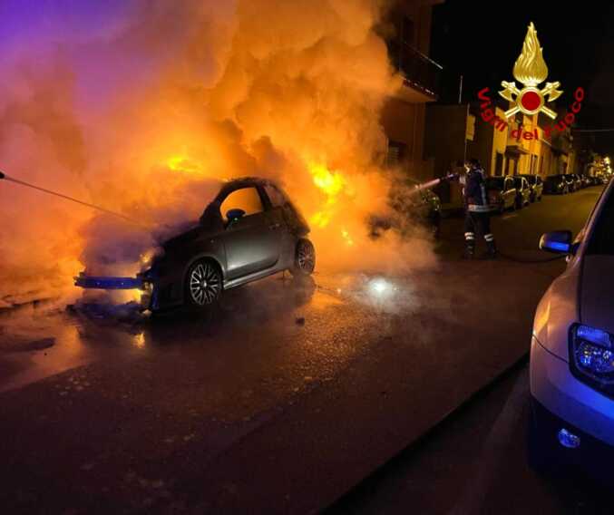 Monteroni di Lecce, a fuoco due auto di uno stesso proprietario: erano parcheggiate in strada