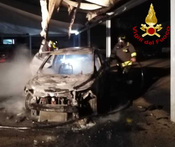 Galleria foto 'Altra notte di fuoco in Salento: fiamme in una concessionaria a Casarano. A Ugento distrutto un food truck' - foto 2