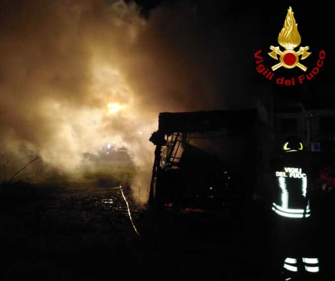 Altra notte di fuoco in Salento: fiamme in una concessionaria a Casarano. A Ugento distrutto un food truck