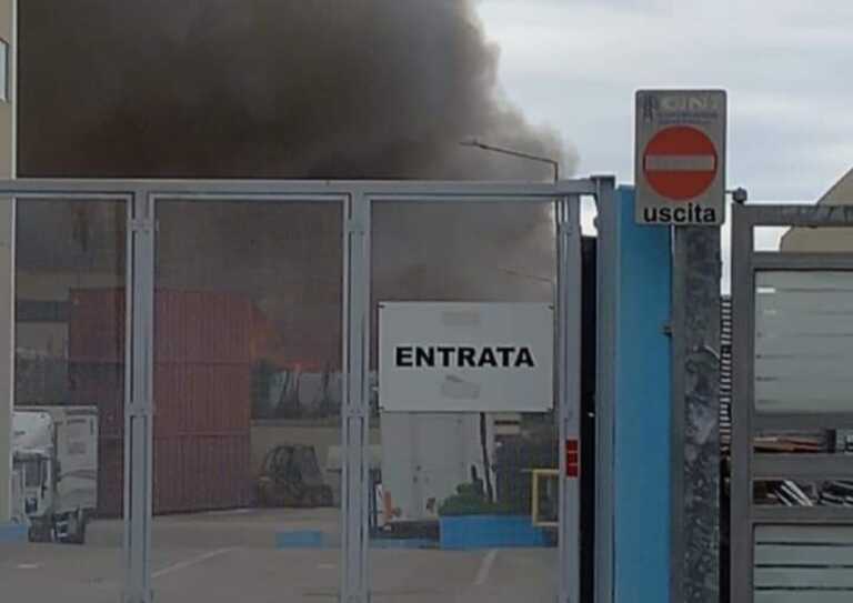 Incendio rifiuti a Modugno: la Procura sequestra l’area. Completate le operazioni di spegnimento