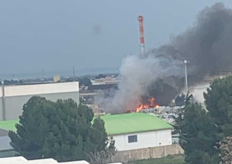 Incendio nella ditta di stoccaggio a Modugno, il sindaco: «Nessun rischio per la salute» – VIDEO